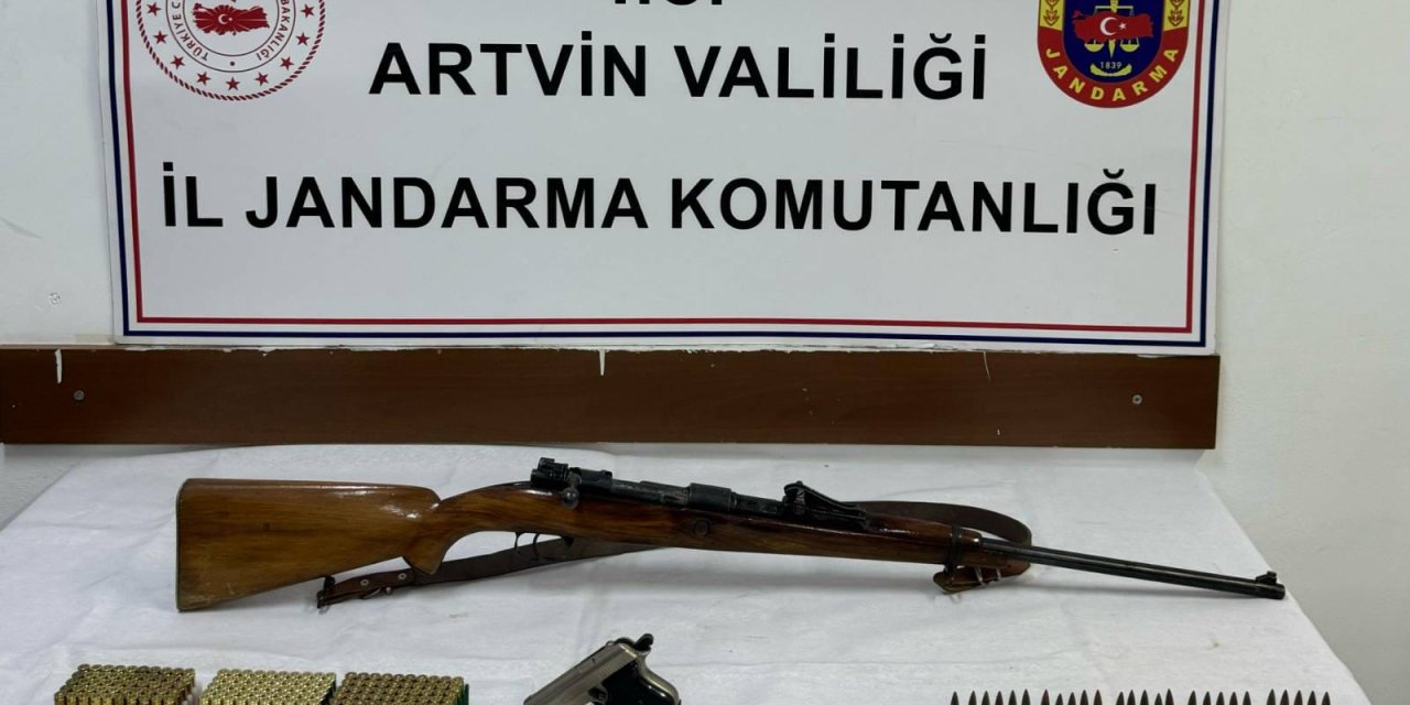 Artvin'de ruhsatsız tabanca ve mermiler ele geçirildi