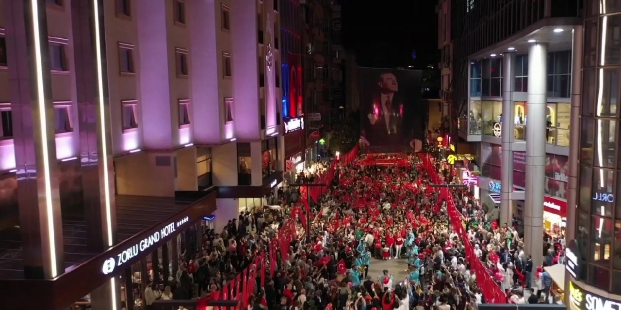 Trabzon'da 100. yıla özel "Fener Alayı" yürüyüşü