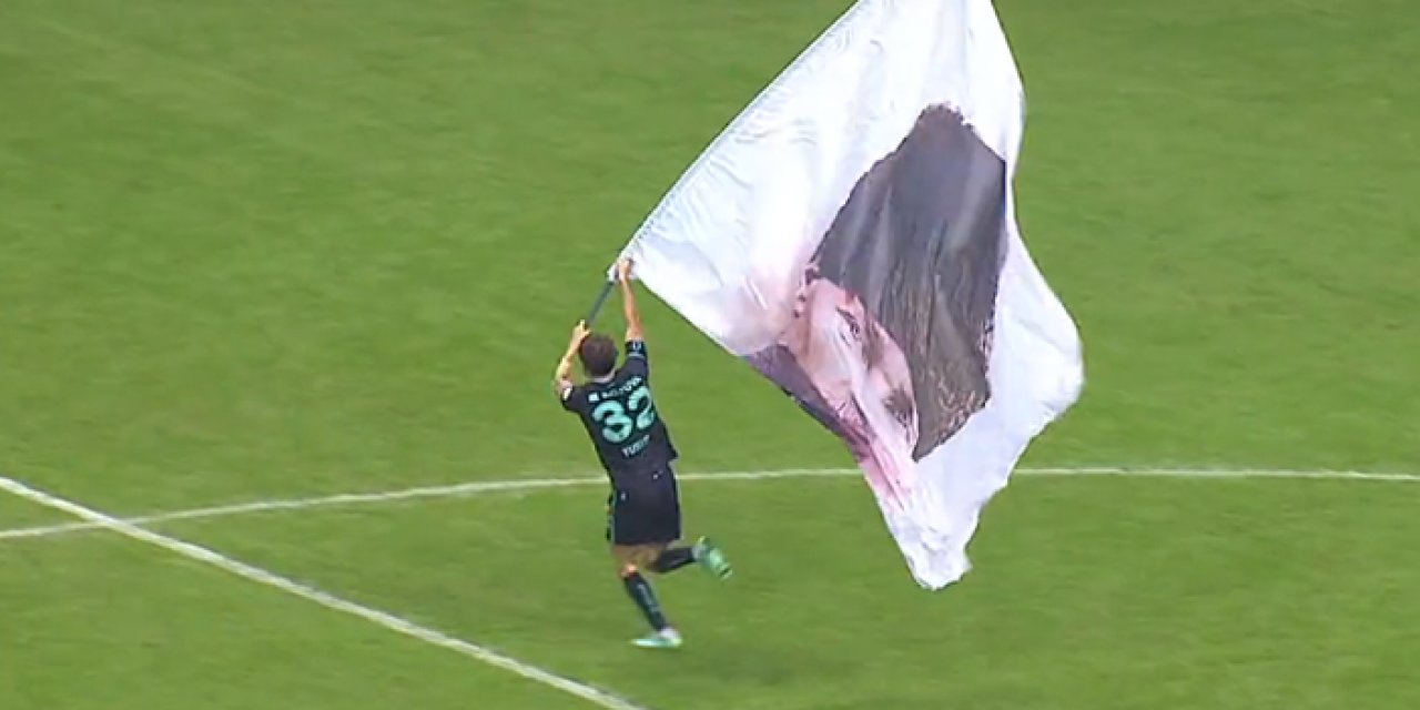 Trabzonspor'un eski futbolcusundan maç sonuna damga vuran Cumhuriyet kutlaması
