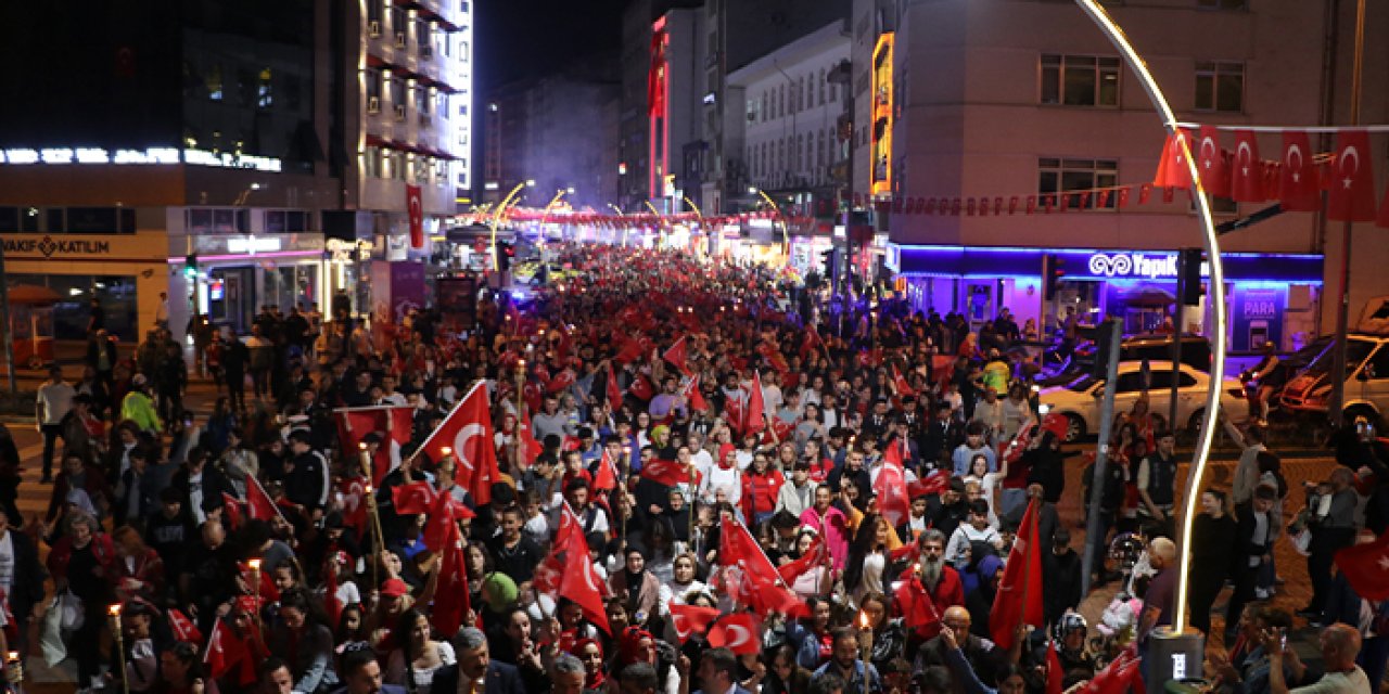 Rize'de Cumhuriyet'in 100. yılında fener alayında buluştular