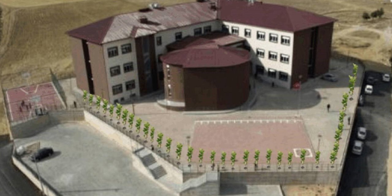 Bayburt'ta öğrenciler Türkiye Yüzyılı için 100 çınar ağacı diktiler