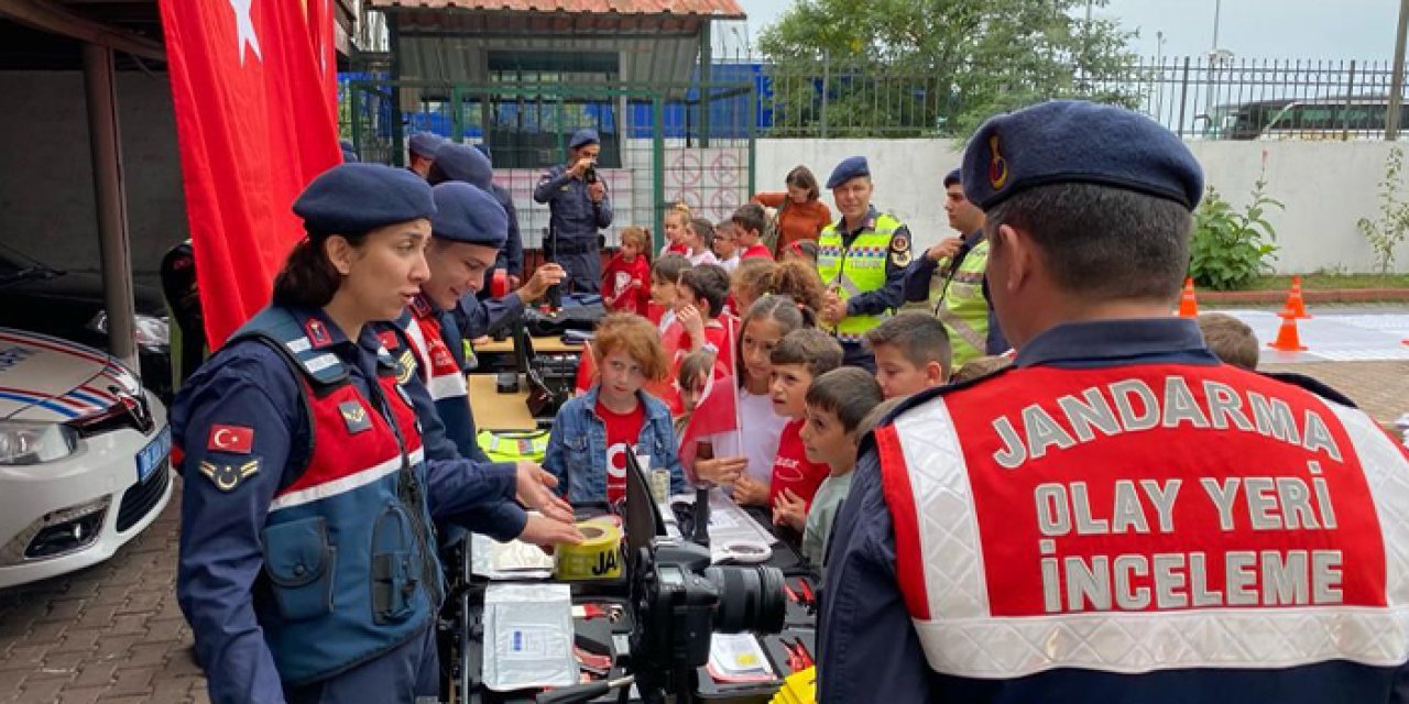 Artvin'de jandarma ekipleri okulları ziyaret ediyor