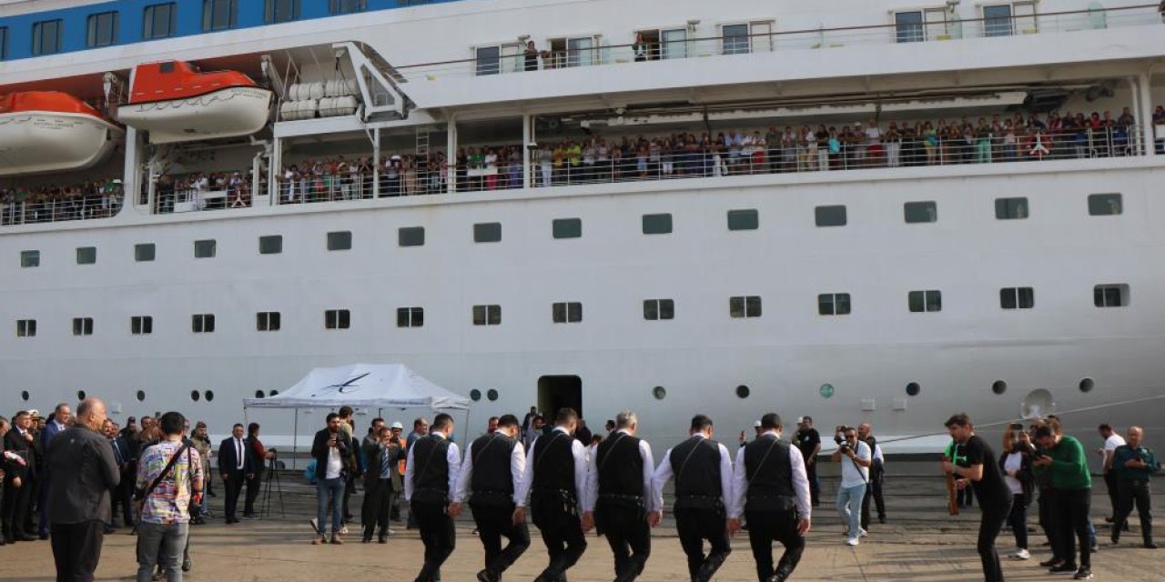 Dev kruvaziyer gemisi binlerce kişi ile  Samsun’a demirledi
