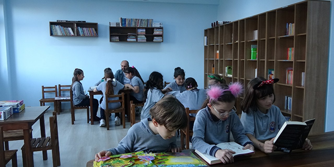 Trabzon'da çizdiği resimleri sattı! Ablası ve eniştesi anısına kütüphane oluşturdu