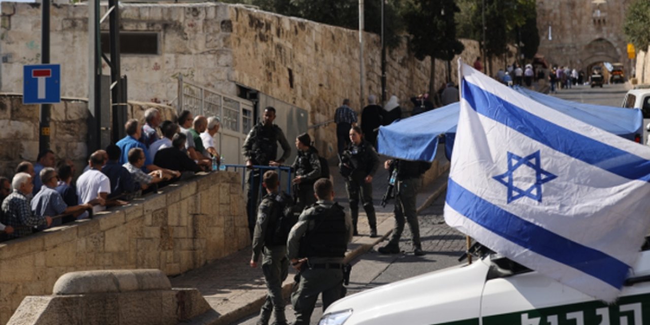 Mescid-i Aksa'da 4. cuma! İsrail polisi namazın ardından yine gaz bombasıyla saldırdı