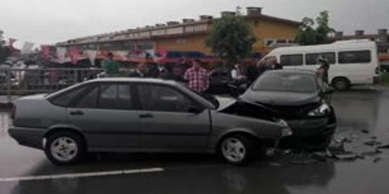 Rize'de trafik kazası, Engindere Mahallesi Sanayi Kavşağı'nda 2 otomobil çarpıştı.