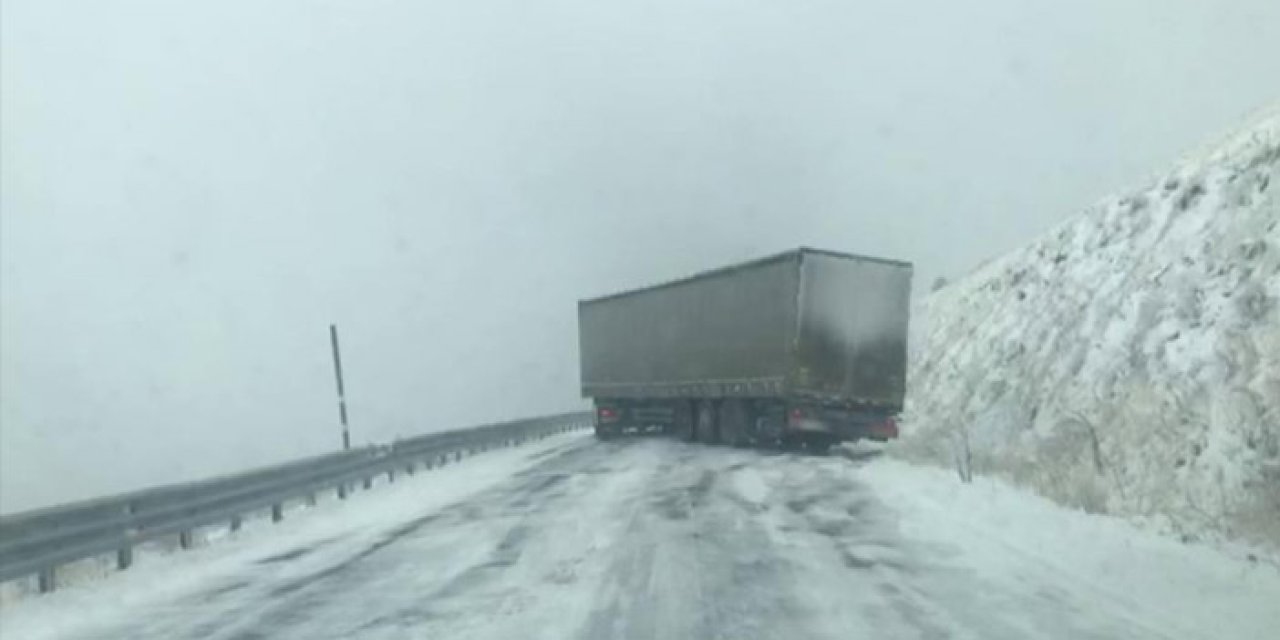Artvin Sahara Geçidi'nde ulaşıma kar engeli