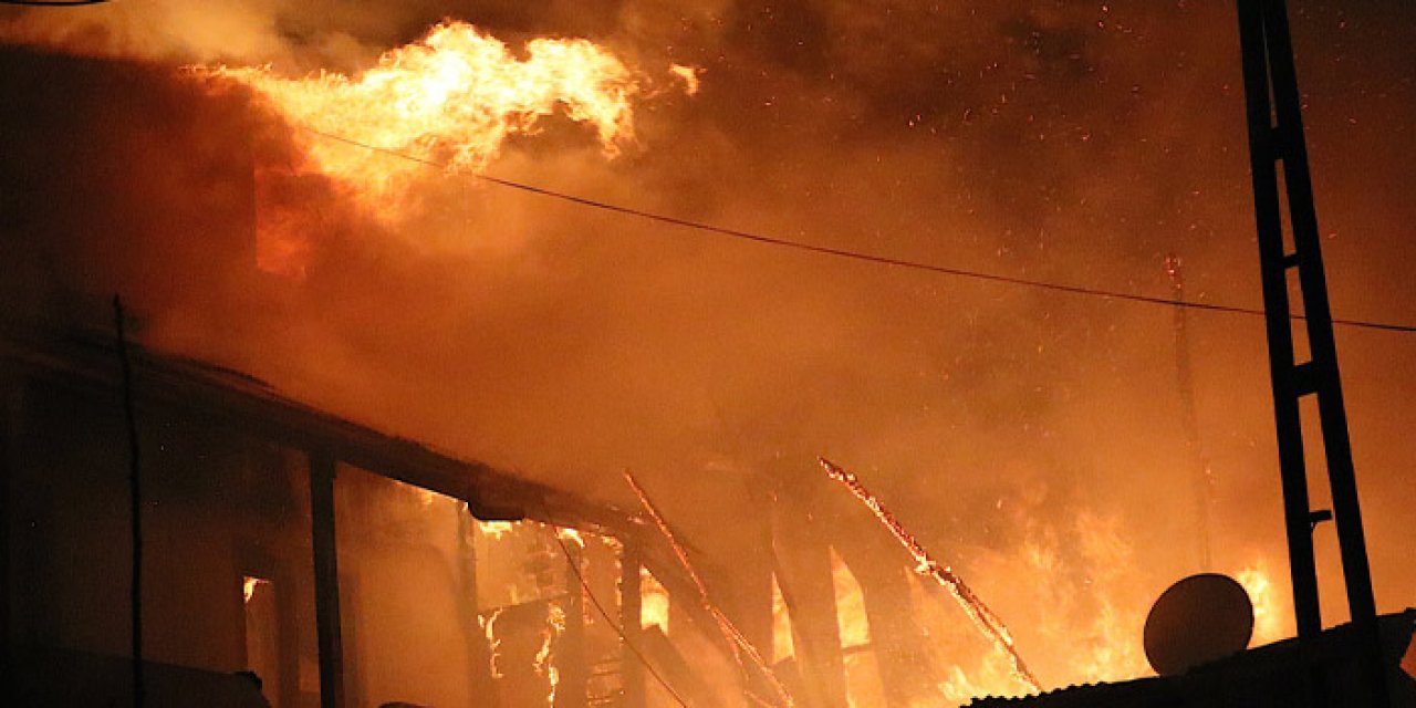 Samanlıkta çıkan yangın ev ve ahıra sıçradı! Korku dolu anlar 4 saat sürdü