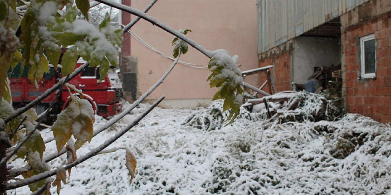 Bayburt'ta kar yağışı sabaha kadar devam etti! Vatandaş 'geç bile kaldı' dedi