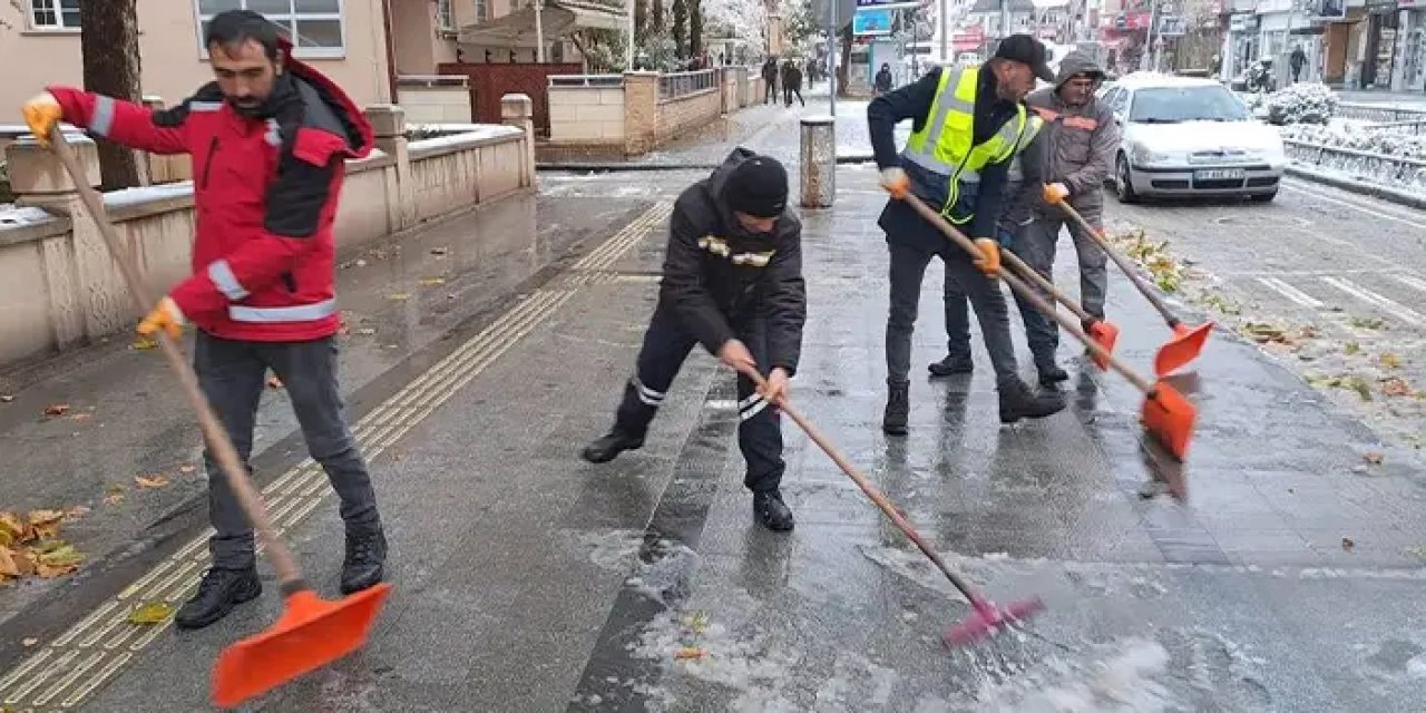 Bayburt'ta ekipler karla mücadele çalışmalarını sürdürüyor