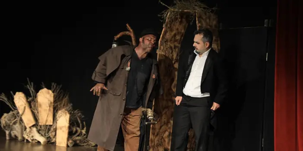 "Koleksiyoncu" adlı tiyatro oyunu Akçaabat'ta sergilendi