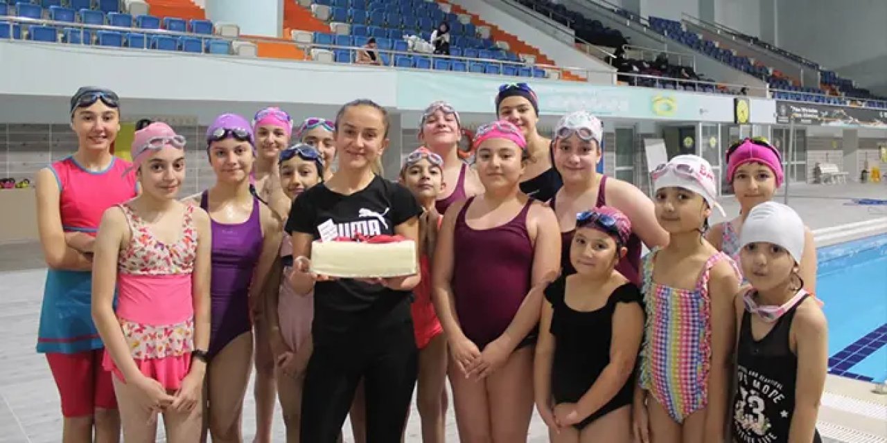 Bayburt'ta öğrencilerden antrenörlerine unutulmaz öğretmenler günü sürprizi