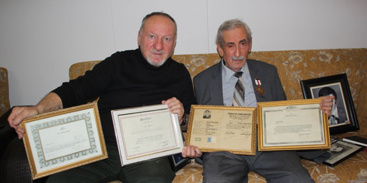 Artvin'de emekli öğretmene  sevindiren sürpriz! 61 yıl önceki öğrencisi ziyaretine geldi