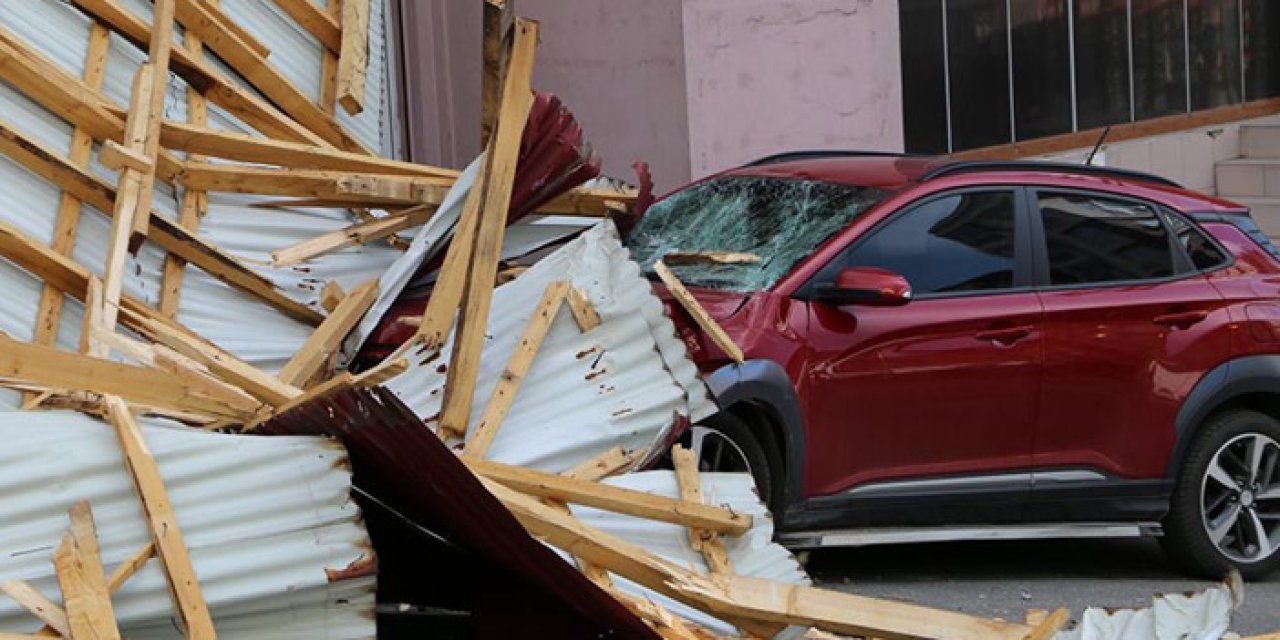 Komşu ilde fırtına! Motosiklet sürücüsü uçan çatının altında kaldı