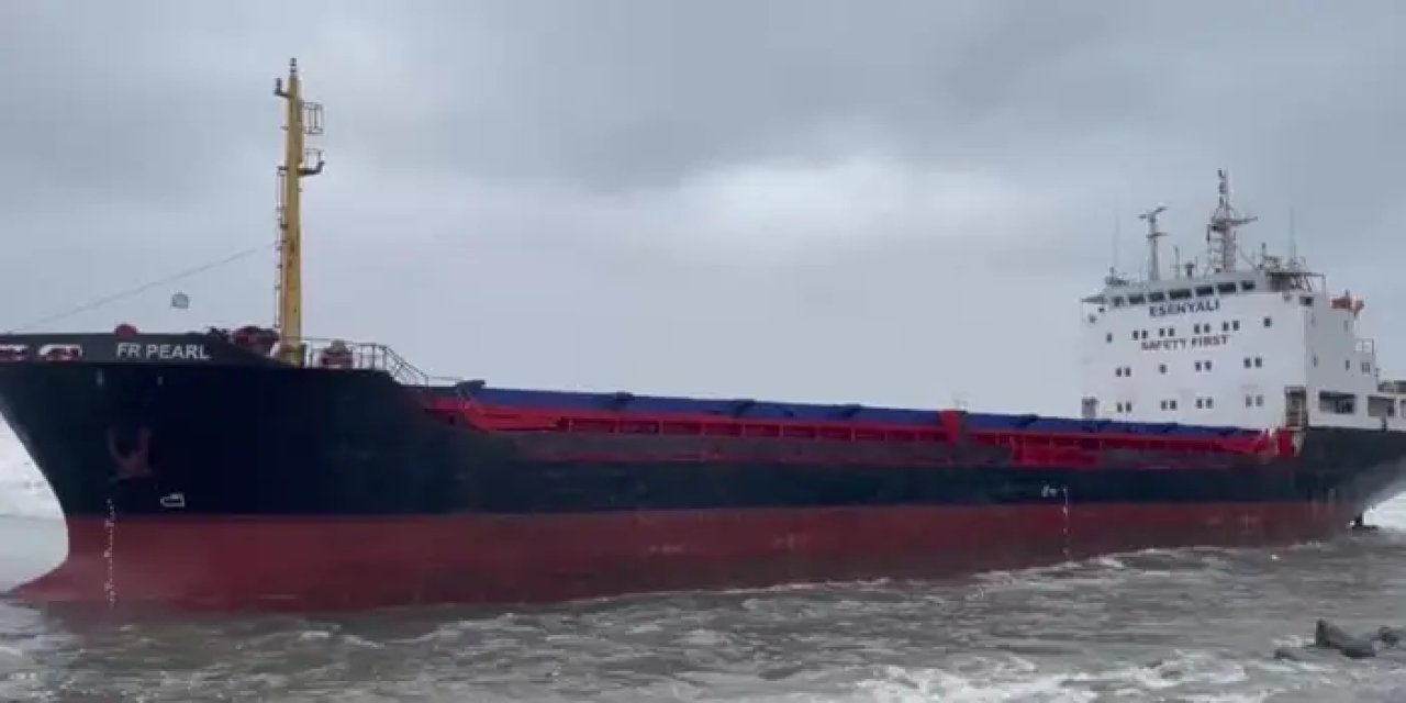 Artvin'de fırtına! Kuru yük gemisi karaya oturdu