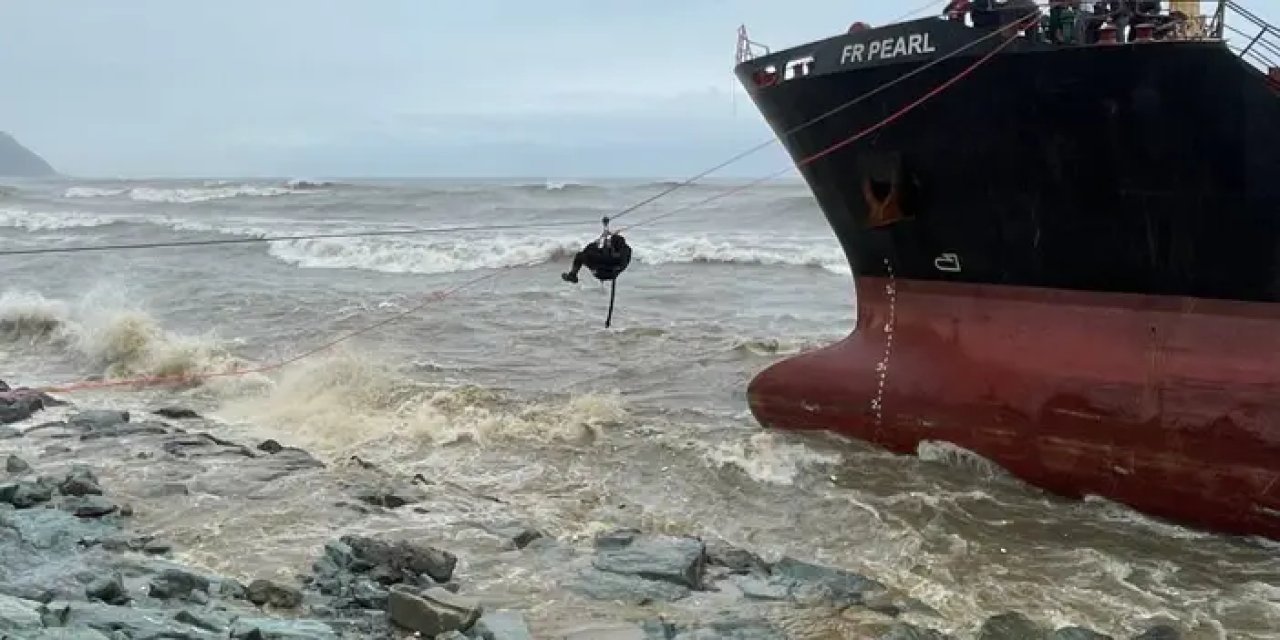 Artvin'de karaya oturan gemide yeni gelişme! Mürettebattan iyi haber