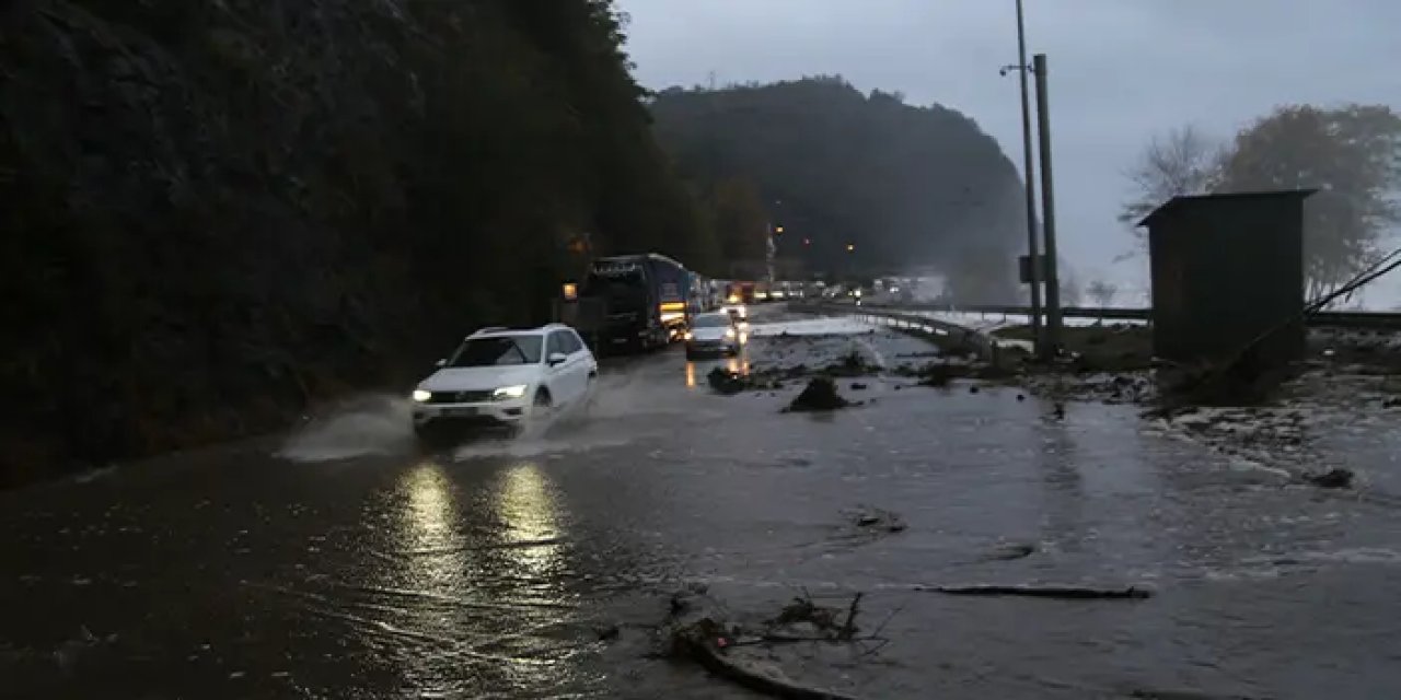 Karadeniz Sahil Yolu göle döndü! Ulaşım kapandı