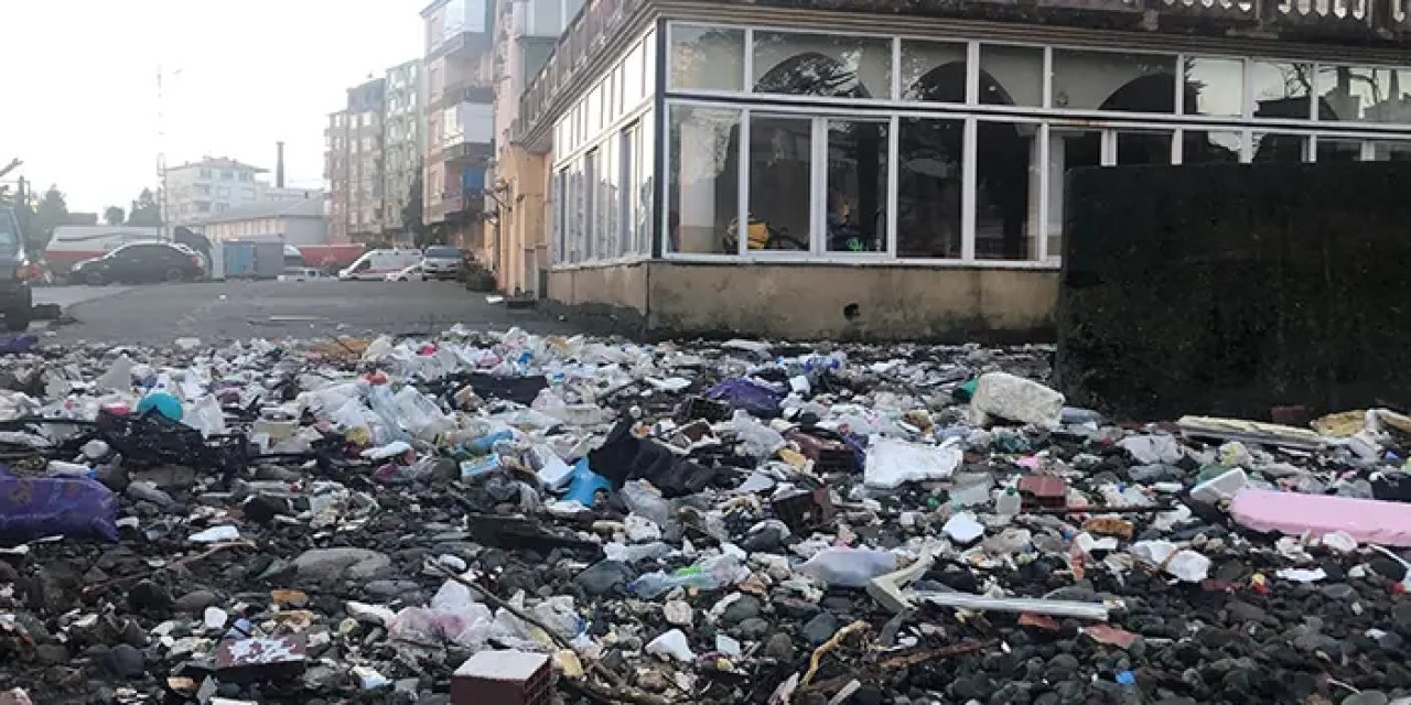 Rize'de dev dalgalar çöpleri de beraberinde getirdi