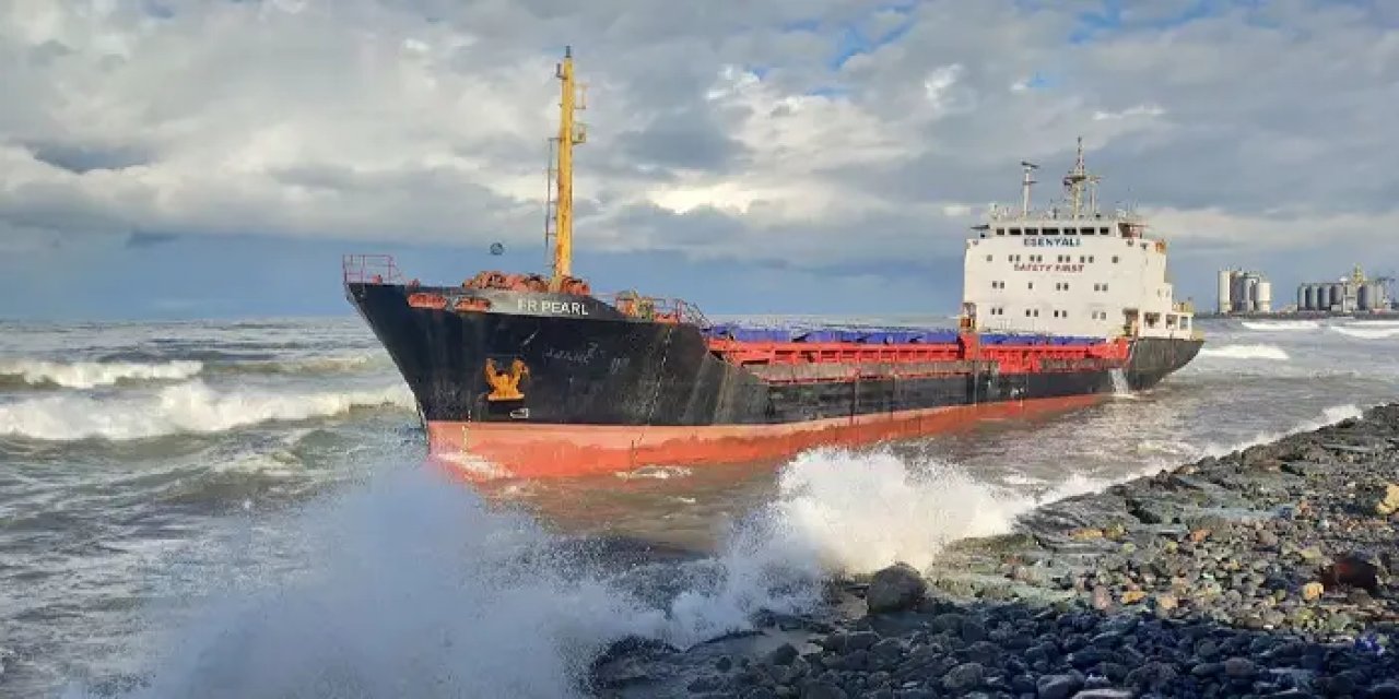 Artvin'de karaya oturan yük gemisi sahilde bekletiliyor