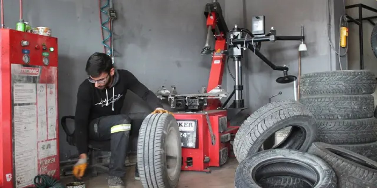 Bayburt'ta oto lastikçilerin kış lastiği mesaisi!