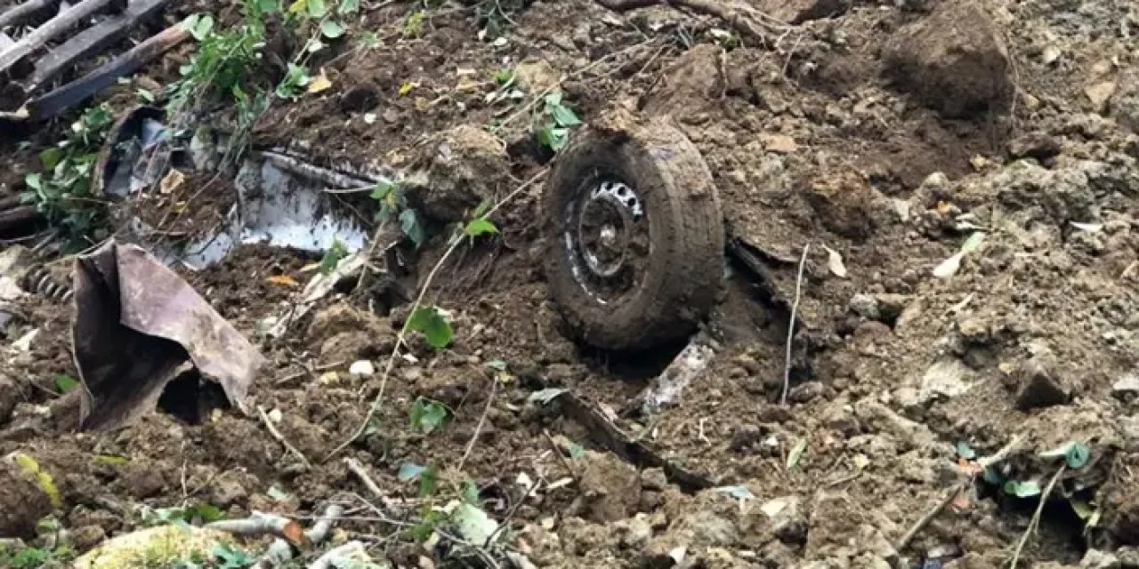Karadeniz ilinde heyelan! Otomobil toprak altında kaldı