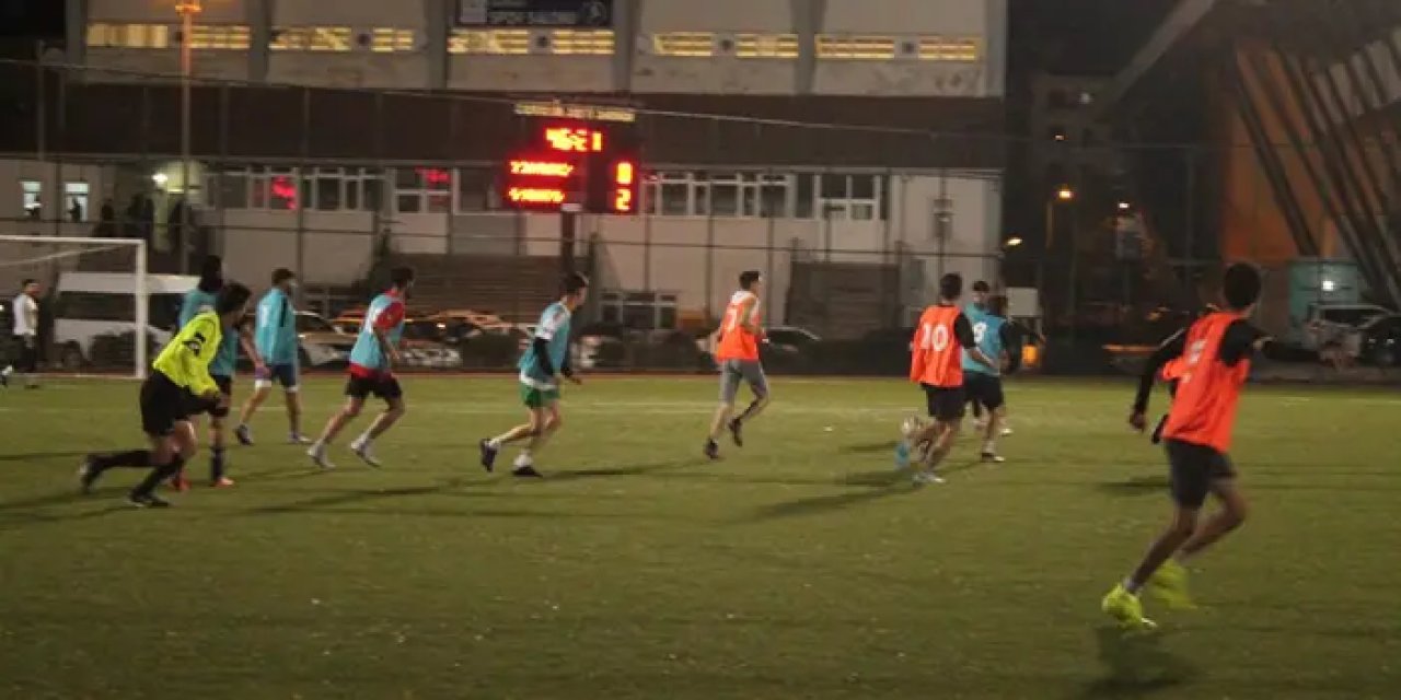 Bayburt'ta öğrenciler soğuk havaya aldırış etmedi! Eksi 10 derece top koşturdu