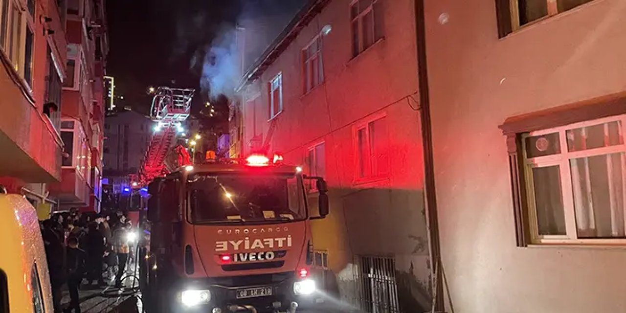 Artvin'de 3 katlı binada yangın! Yalnız yaşayan kadın evde mahsur kaldı
