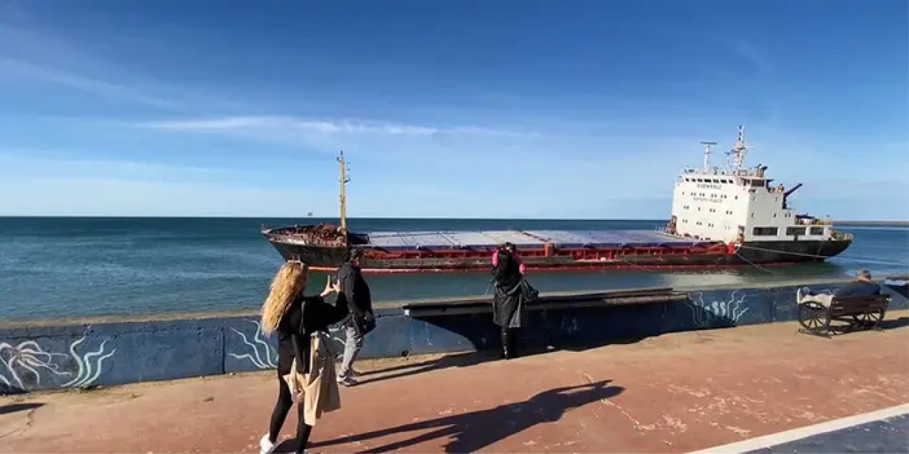 Gemi karaya oturdu! Vatandaşlar tarafından yoğun ilgi görüyor