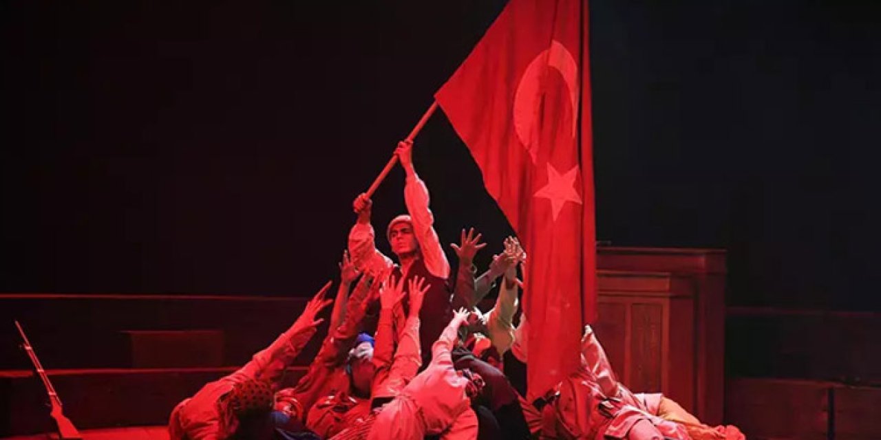 Trabzon'da "Cumhuriyet'e Doğru" oyunu sahnelendi