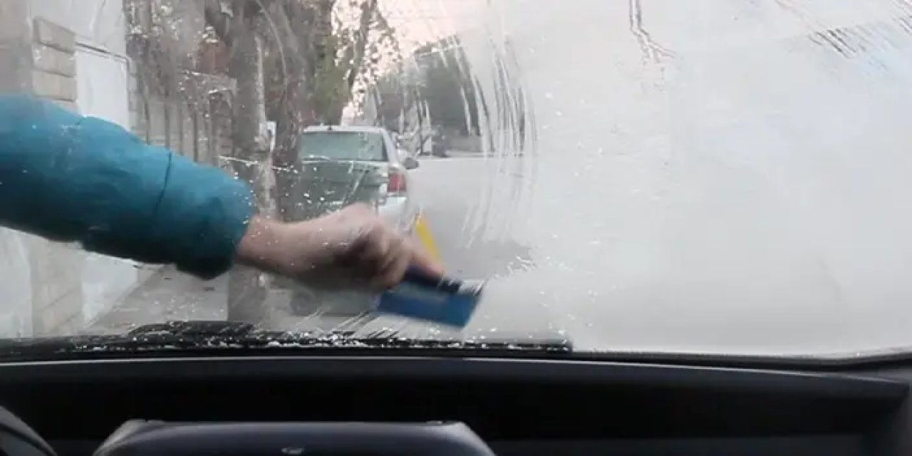 Erzincan ve Bayburt’ta soğuktan araç camları buz tuttu