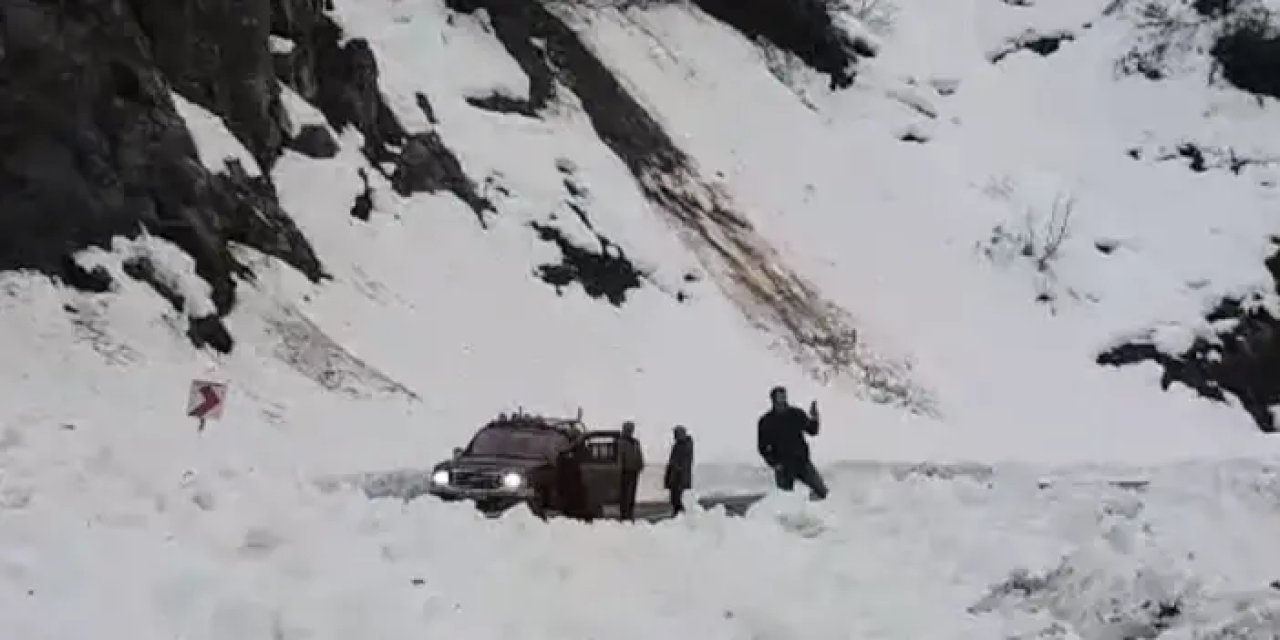 Artvin'de çığ! Borçka-Camili kara yolu ulaşıma kapandı