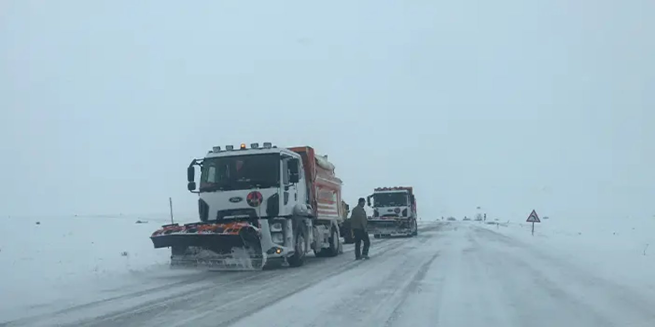 Bayburt'ta yağmur yağışı kara dönüştü! Ulaşım güçleşti