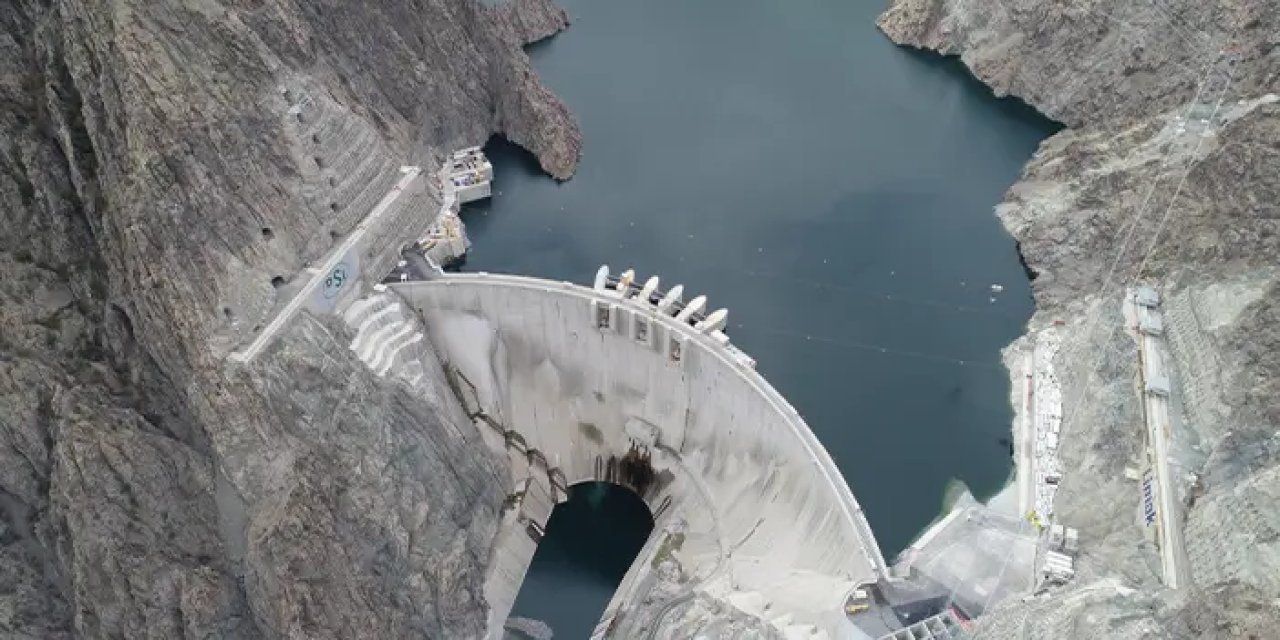 Türkiye’nin en yüksek barajı yeni yıla enerji üretimiyle girecek