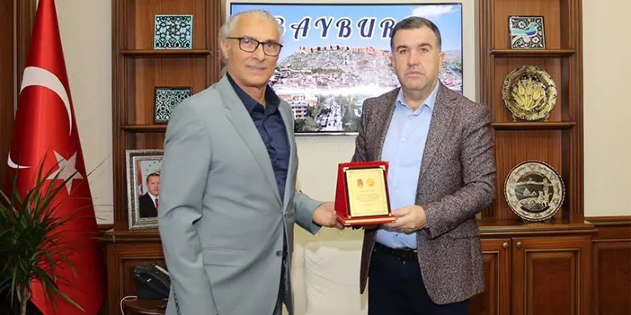 Bayburt'ta ailesi adına 2 bin fidan dikti! Teşekkür plaketi verildi