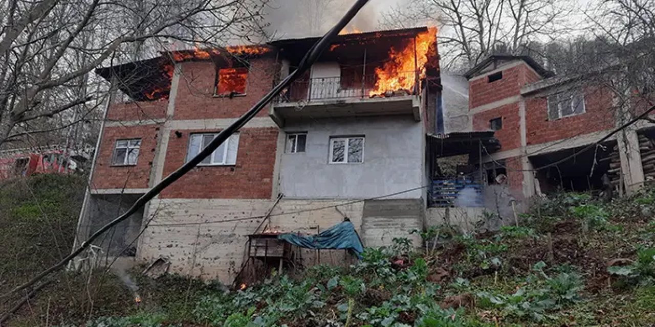 Ordu'da 3 katlı binadan alevler yükseldi! Kısa sürede büyük zarar oluştu