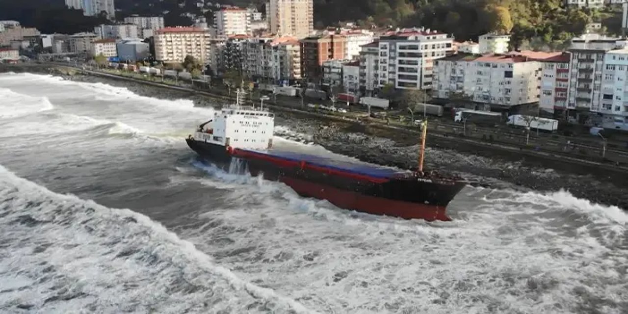 Artvin’de karaya oturan geminin onarım çalışması sürüyor