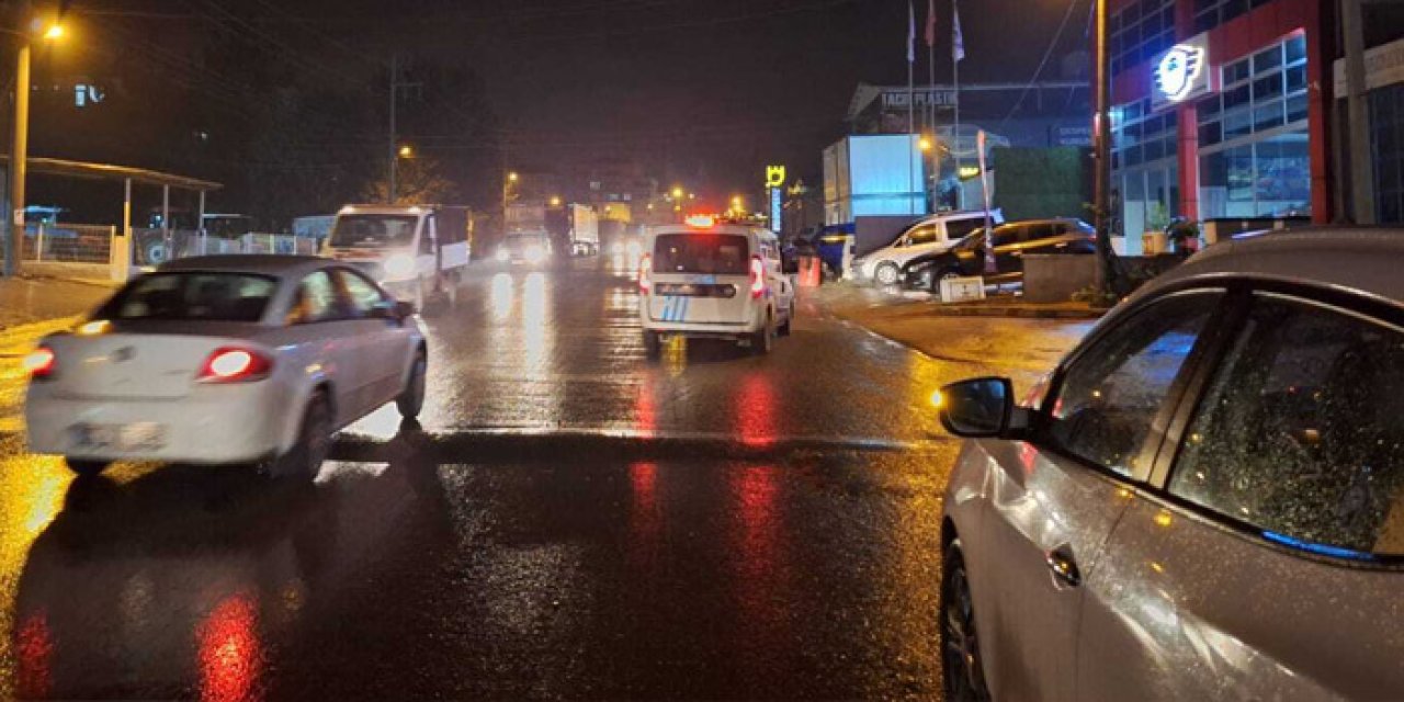 Samsun'da yolun karşısına geçmek isteyen yayaya araba çarptı