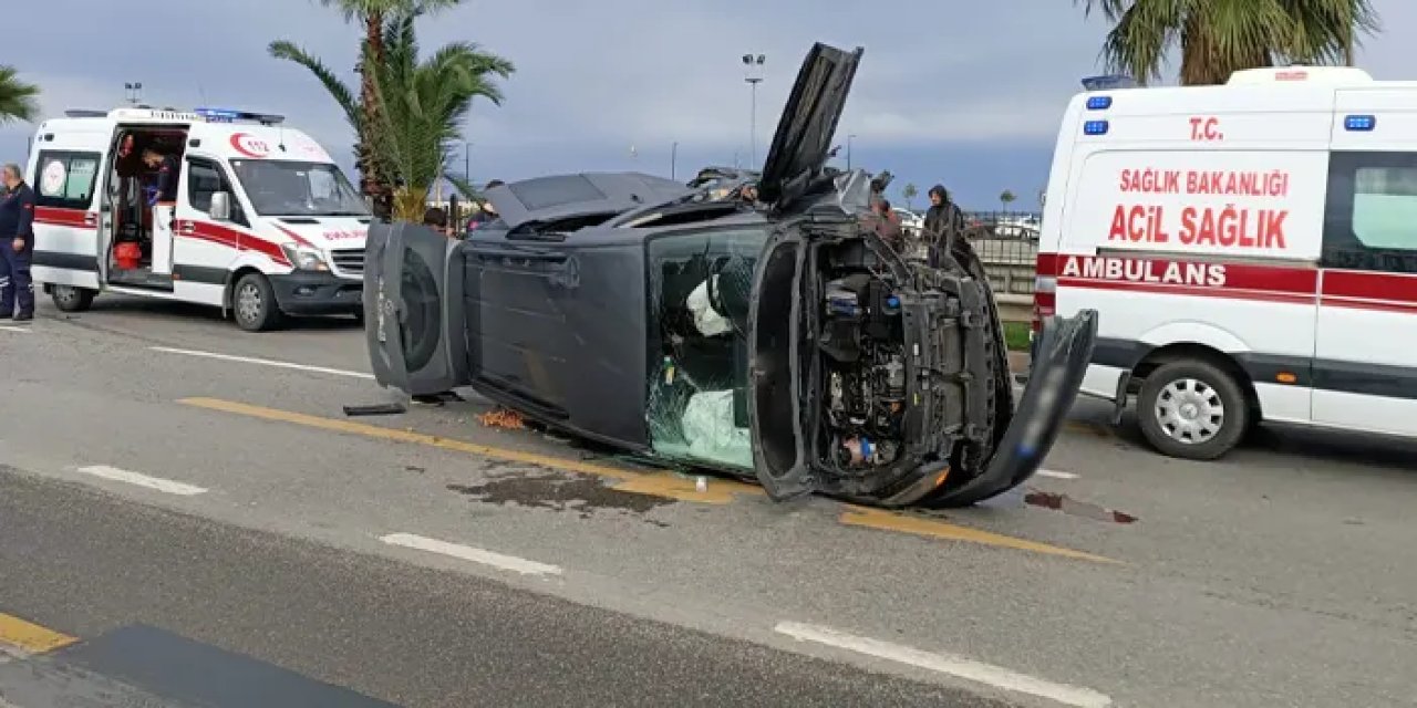 Trabzon'da bariyerlere çarpan araç devrildi! 2 yaralı