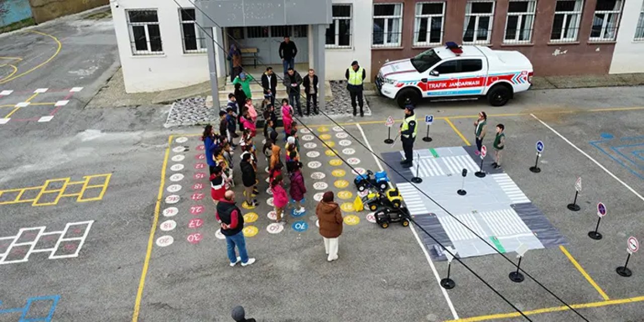 Gümüşhane'de jandarmadan öğrencilere trafik eğitimi!