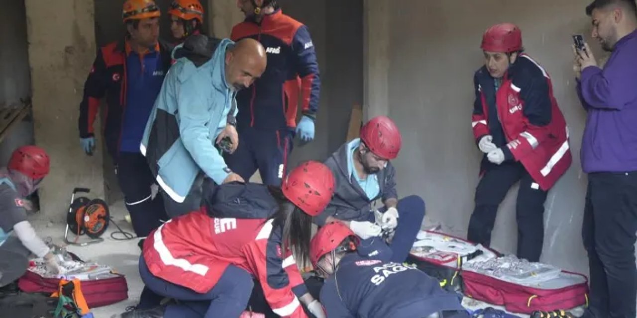 Gümüşhane’de deprem tatbikatı! Yapılan canlandırma gerçeği aratmadı