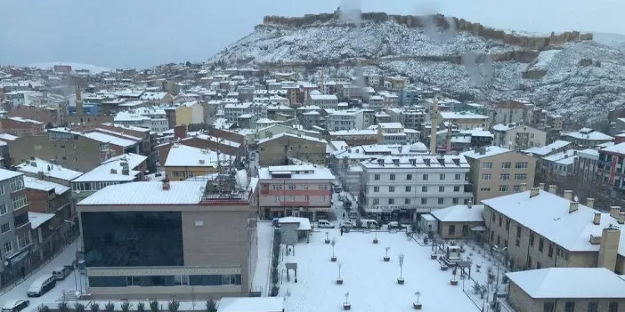 Doğu Karadeniz ili güne beyaz örtüyle uyandı