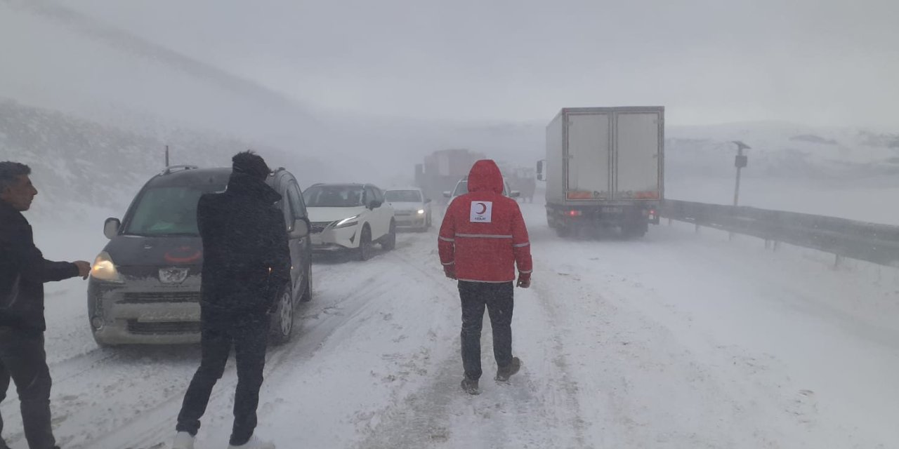 Karda mahsur kalanların yardımına Kızılay yetişti