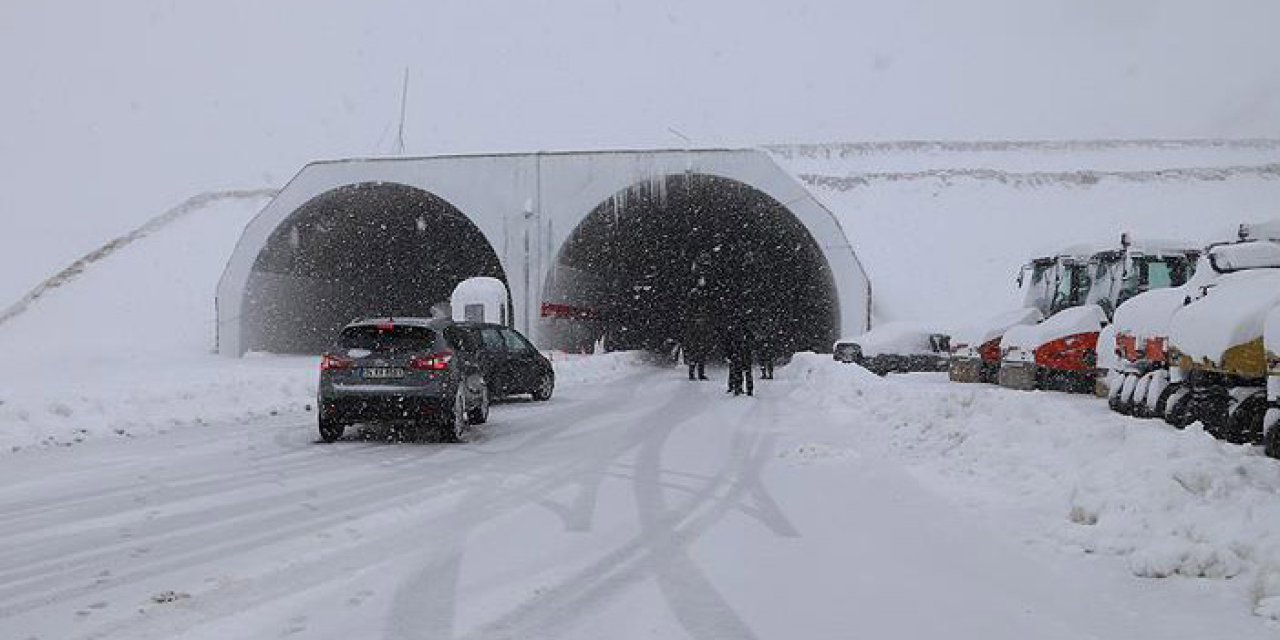 Rize-Erzurum kara yolunda kar engeli! Ovit Tüneli ulaşıma kapandı