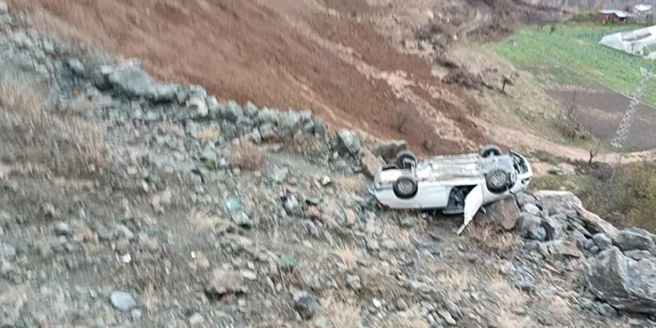 Artvin'de heyelan! Dev kaya aracı uçuruma yuvarladı