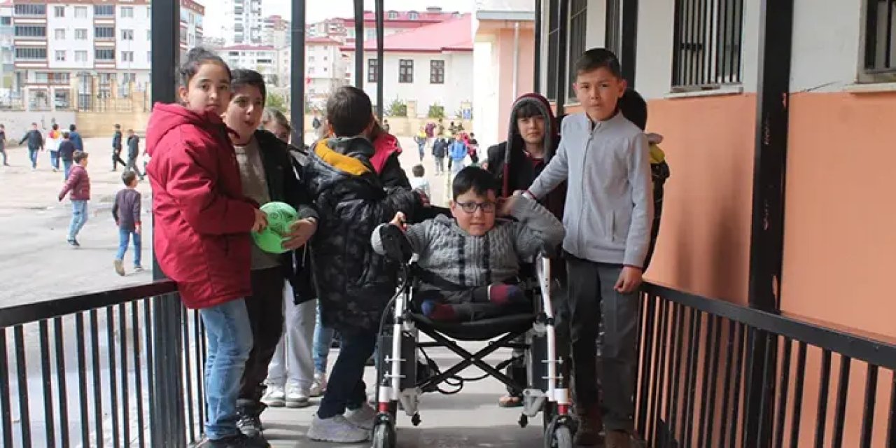 Bayburt'ta küçük kahramanlar her gün arkadaşlarına destek oluyor!