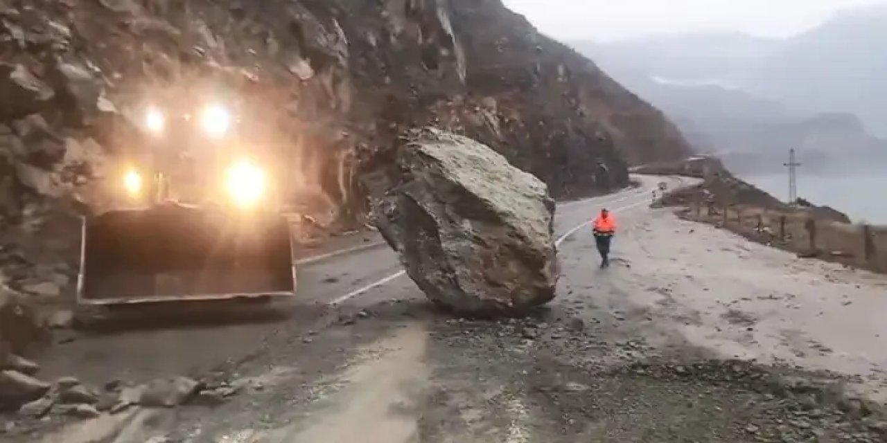 Artvin'de dev kaya karayoluna düştü! Felaket ucuz atlatıldı