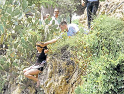 Hayat saçından yakaladı