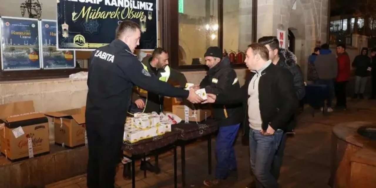 Bayburt'ta zabıtalar kandil simidi dağıttı