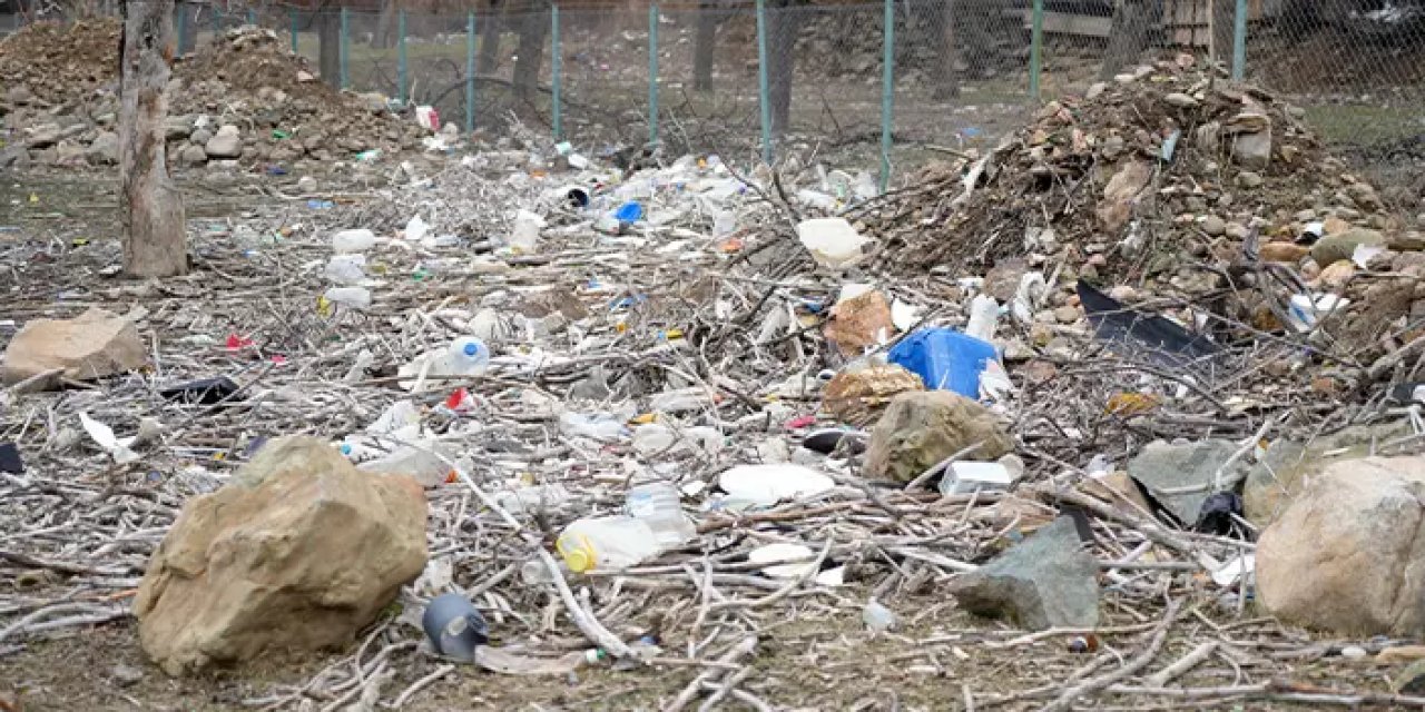 Gümüşhane'de baraj atılan çöpler mahalle sakinlerinin kabusu!