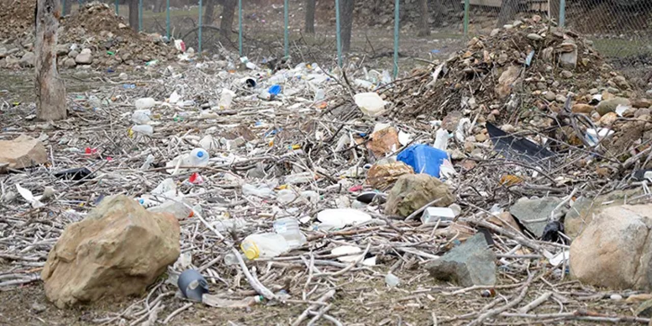 Gümüşhane'de çöp çilesi! Baraja atılan çöplerin önünü alamıyorlar